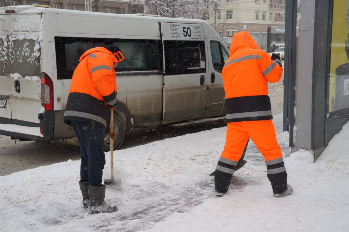 На борьбу с гололёдом в Челябинске вывели 300 единиц техники и 920*