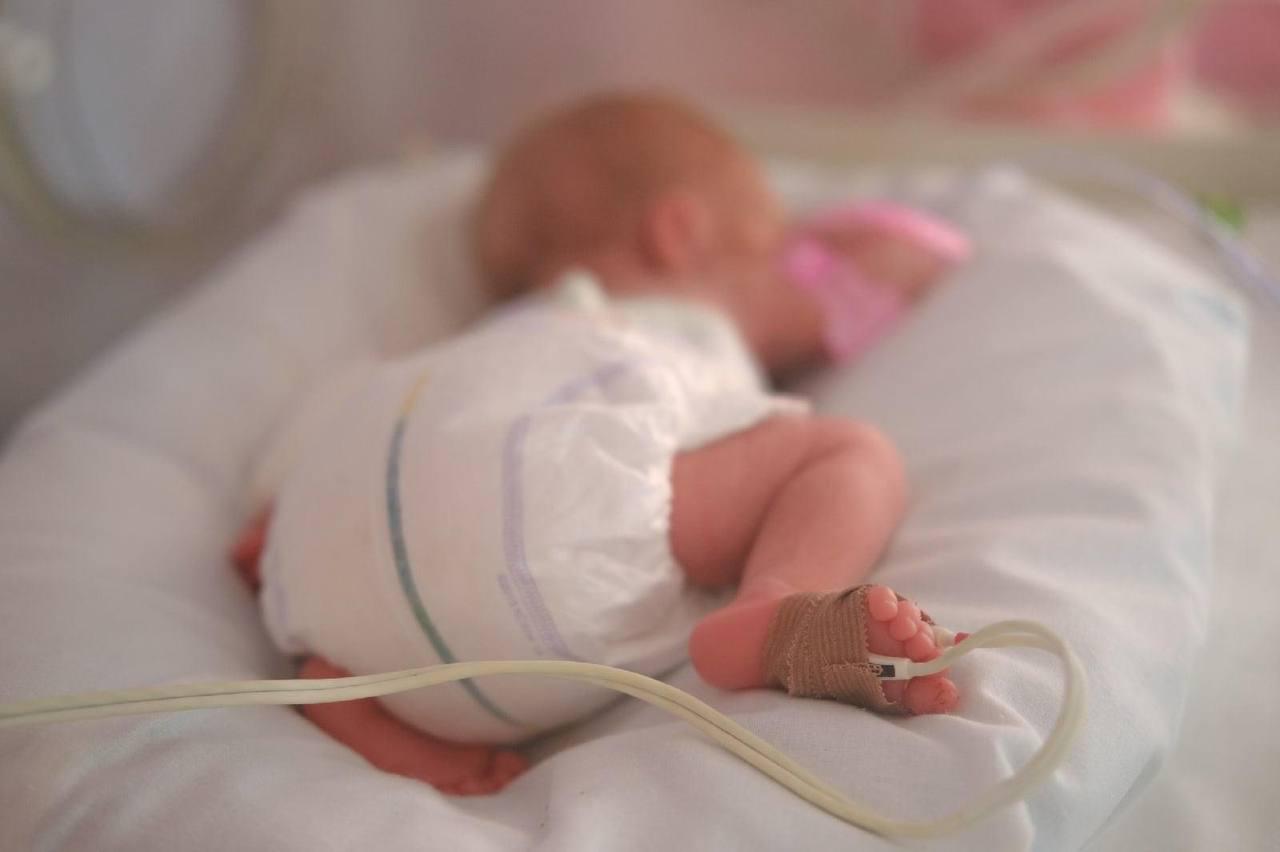 Челябинские врачи спасли недоношенного малыша с врожденным менингитом и пневмонией