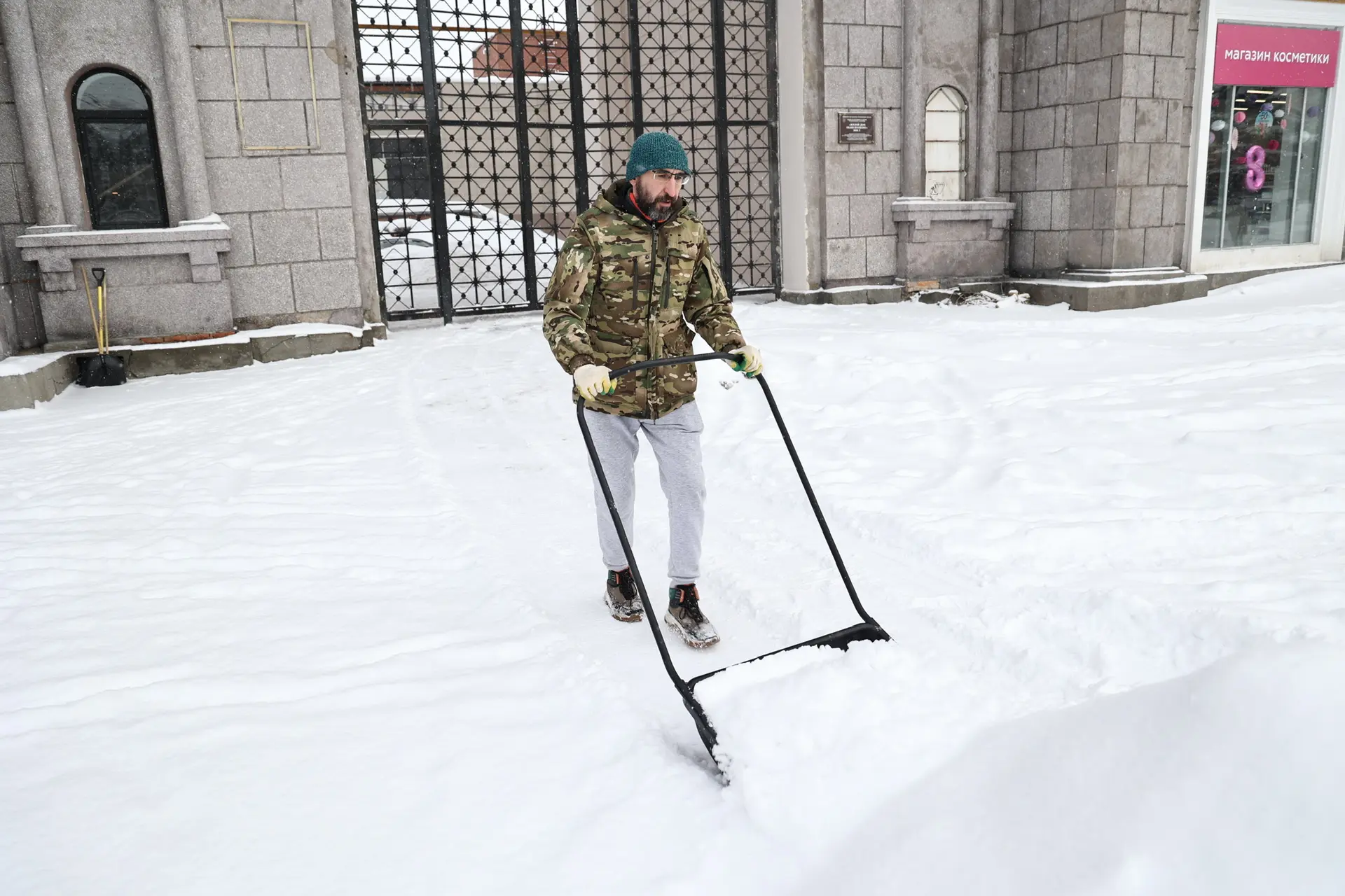 Погода держит в тонусе: в Челябинске продолжается борьба с сугробами