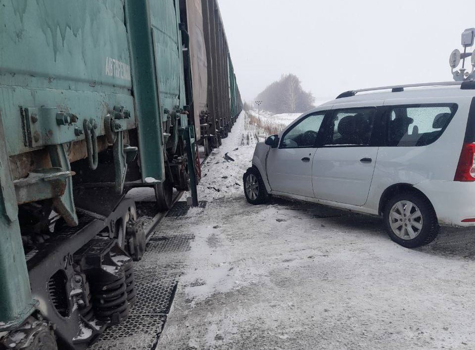 Автомобиль столкнулся с поездом на переезде в Челябинской области*1
