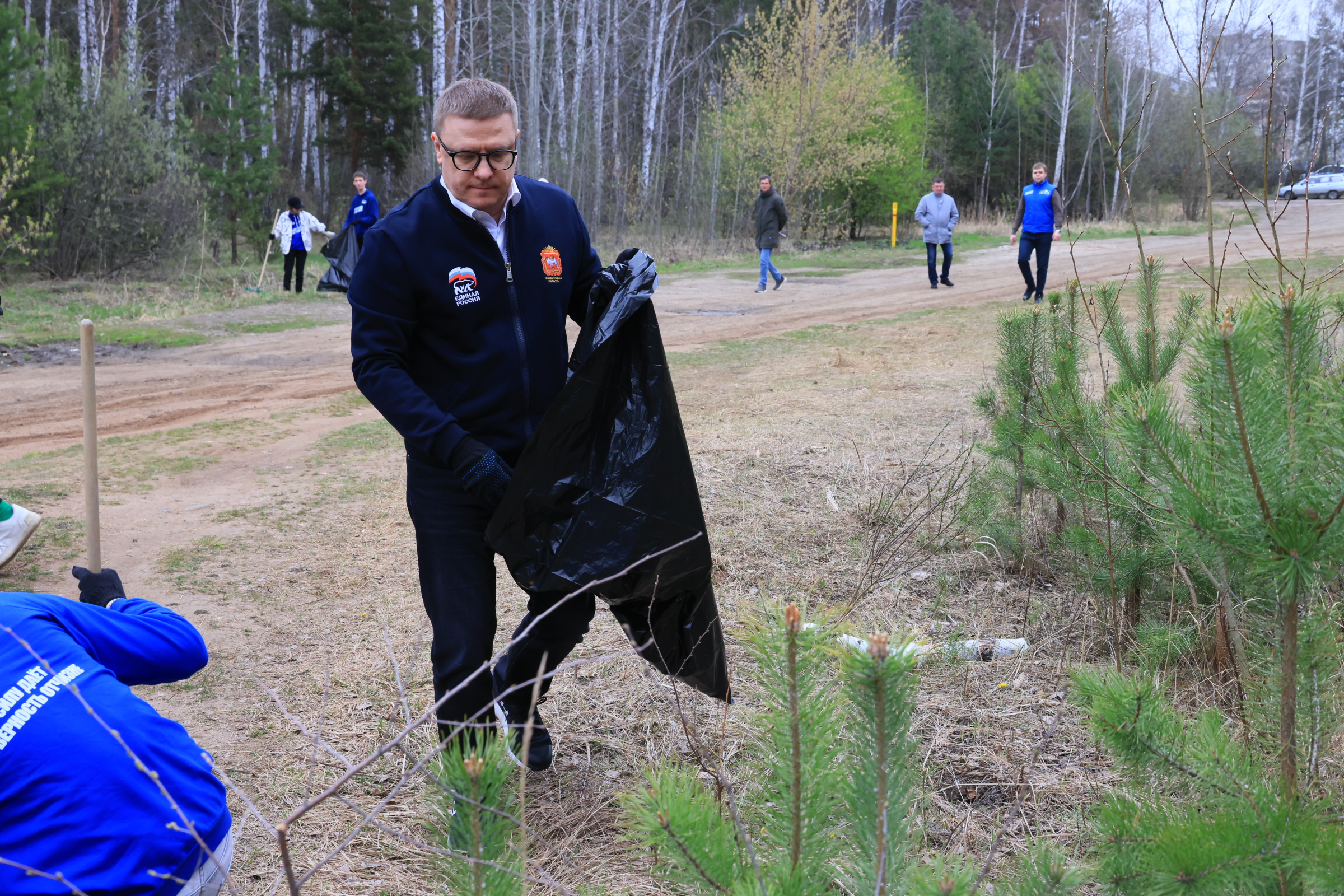 Алексей Текслер помог челябинцам убрать мусор в Экопарке