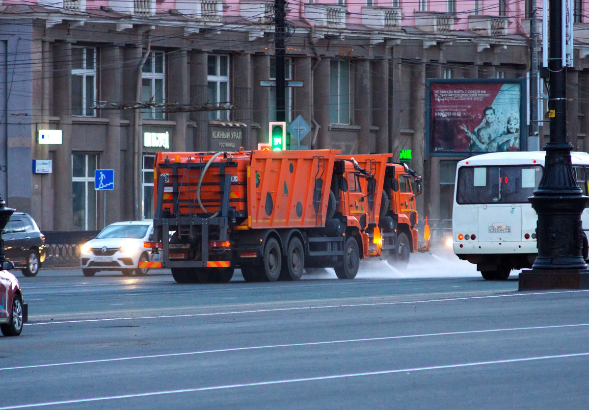 На дороги Челябинска вывели поливомоечные машины*1