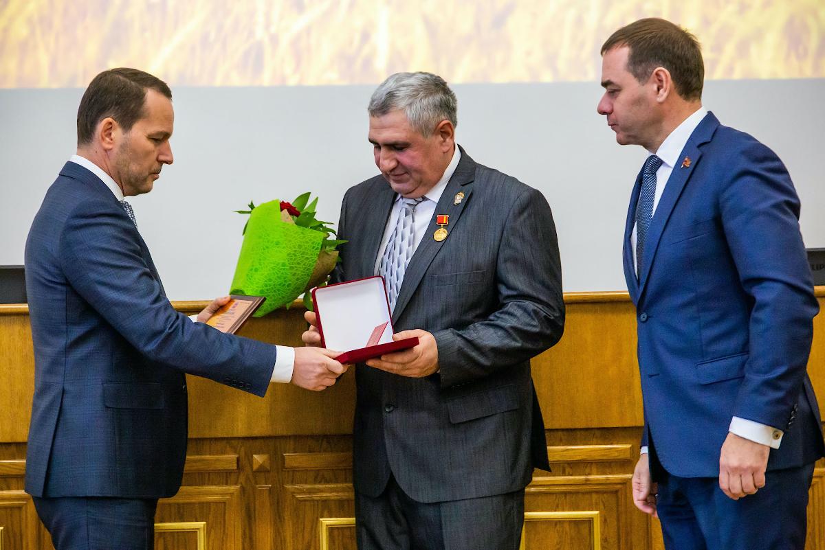 Лучших аграриев Челябинской области наградили в парламенте