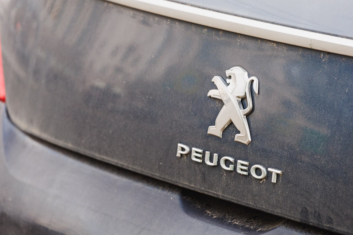 Водитель пострадал при столкновении автомобилей на перекрестке в Челябинске*1