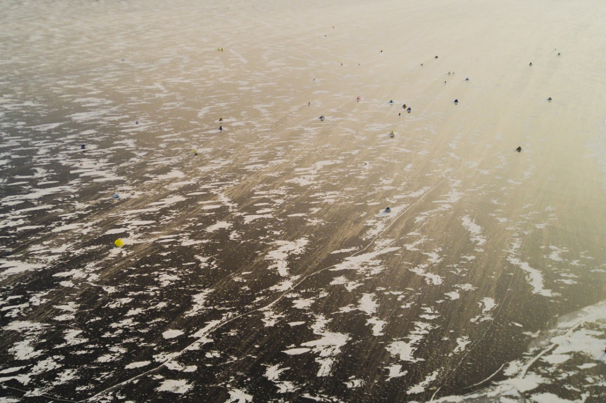 На озере Смолино в Челябинске спасли провалившегося под лед мужчину*1