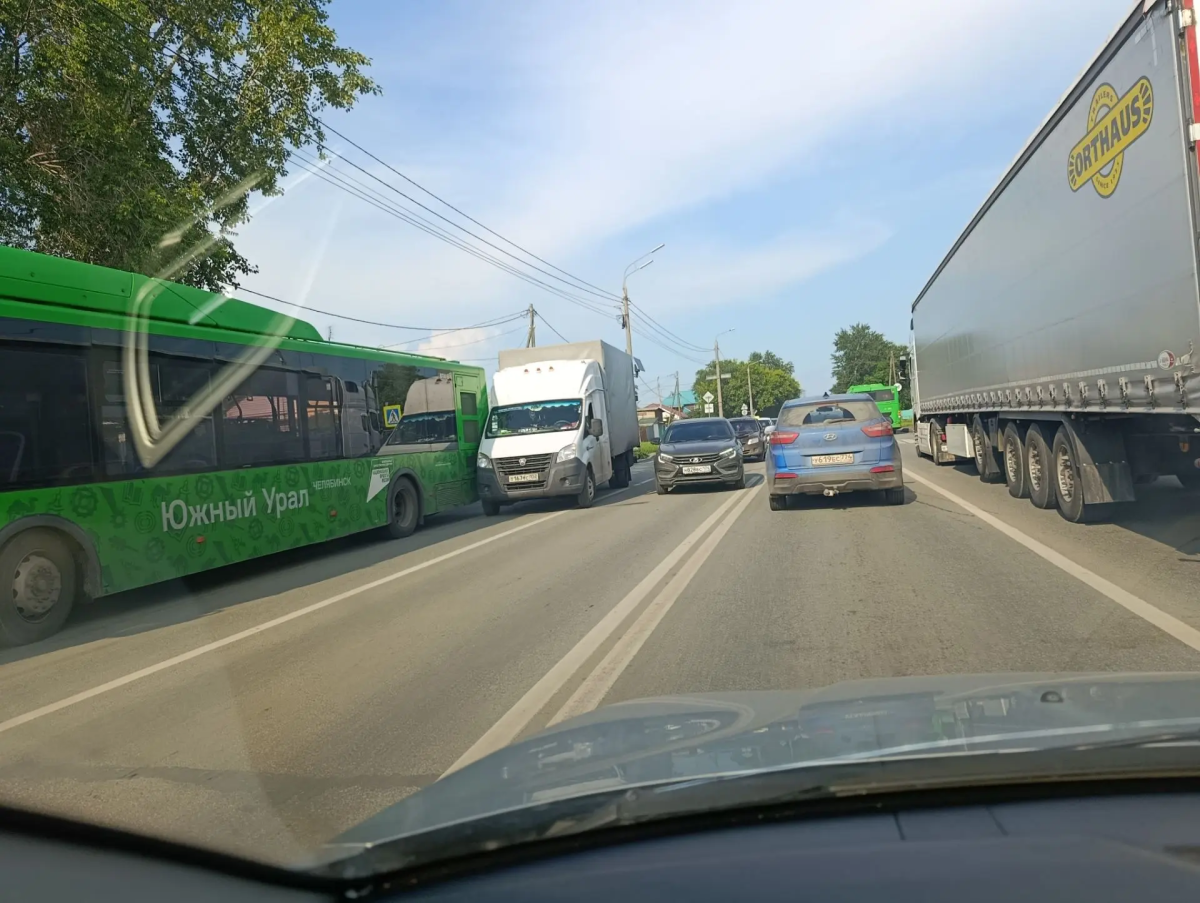 Автобус и Газель устроили пробку на проспекте Победы в Челябинске*