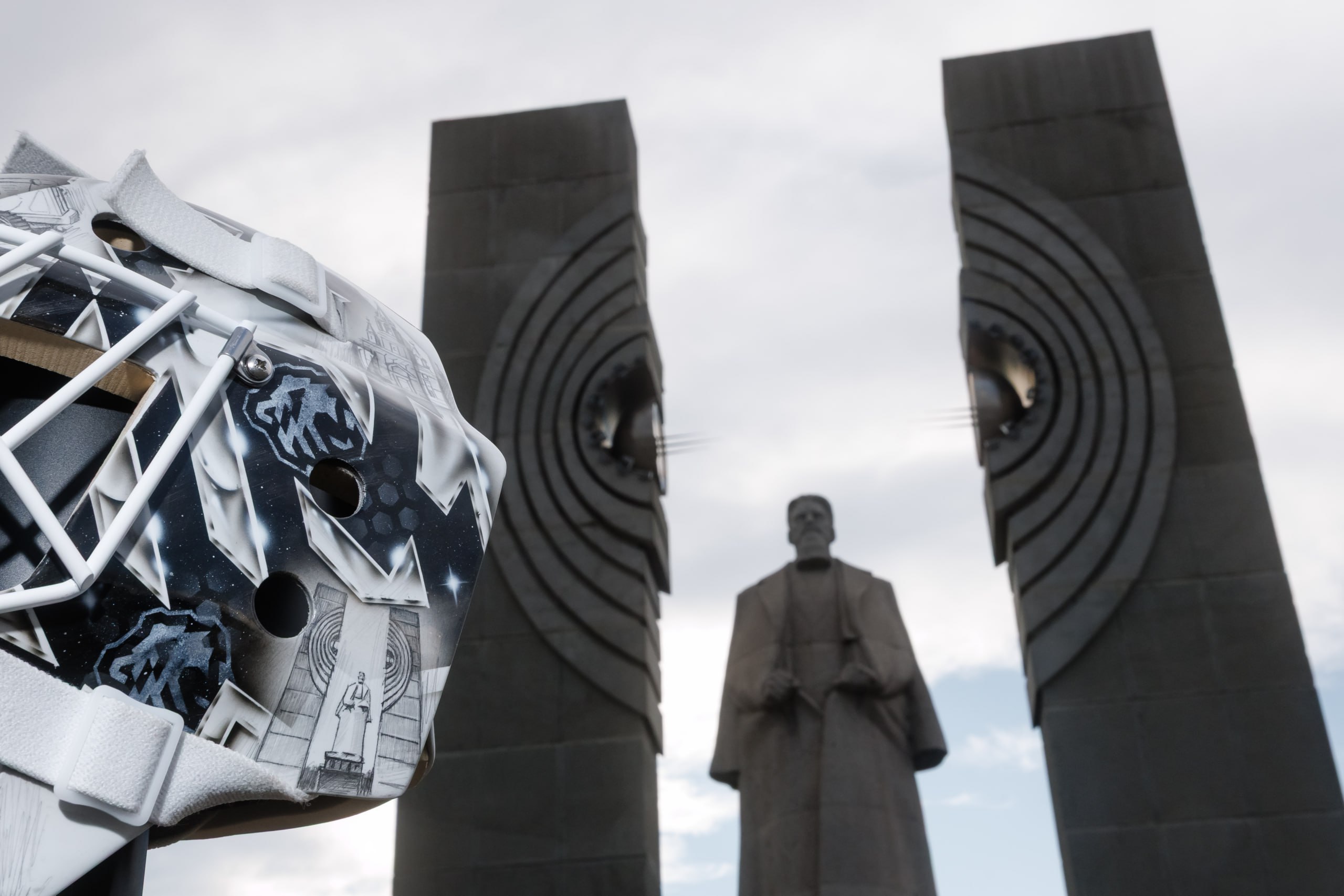 Новый вратарь «Трактора» украсил шлем достопримечательностями Челябинска