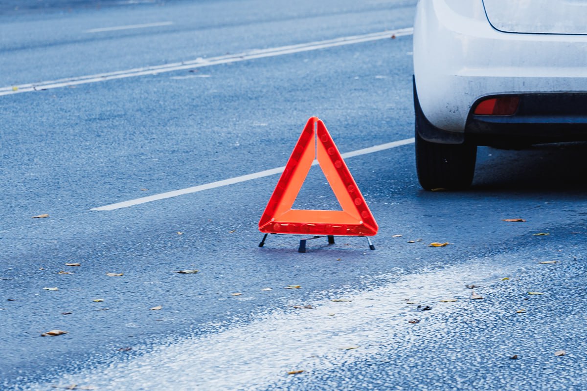 В Челябинске на Университетской Набережной перевернулся автомобиль*