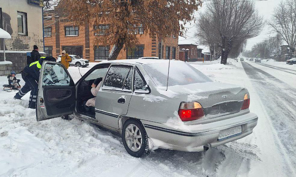 В Троицке инспекторы ДПС помогли молодой маме выбраться из сугроба*
