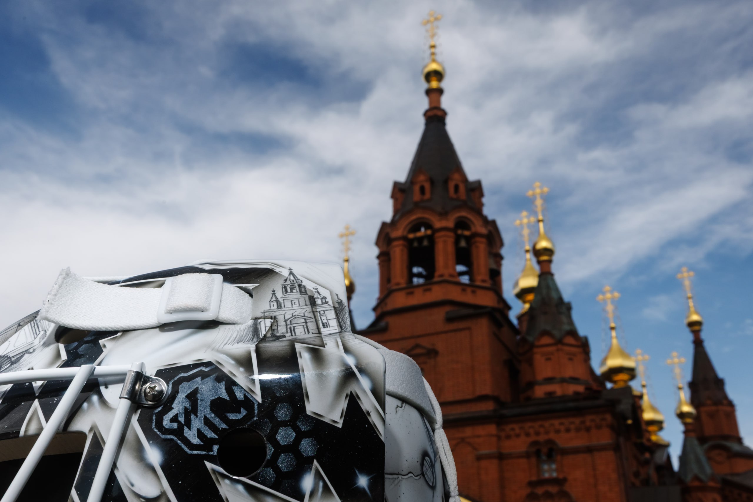 Новый вратарь «Трактора» украсил шлем достопримечательностями Челябинска