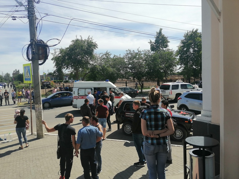 В Троицке две девочки попали под колеса свадебной машины