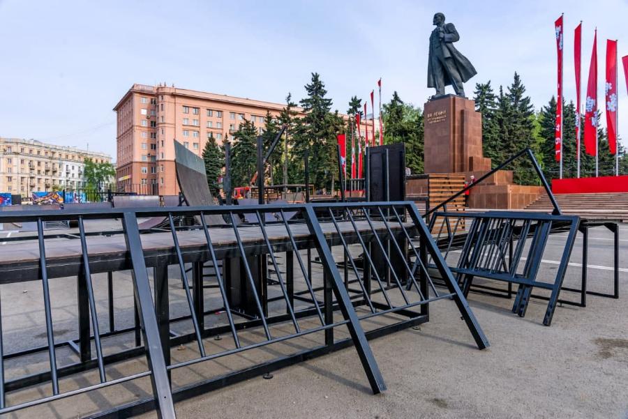 Ярмарки не будет: на площади Революции в Челябинске монтируют скейт-парк*1
