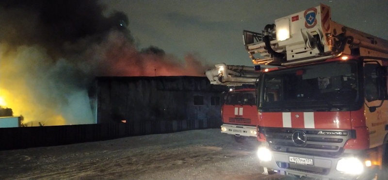 В новогоднюю ночь пожарные тушили склад в Магнитогорске