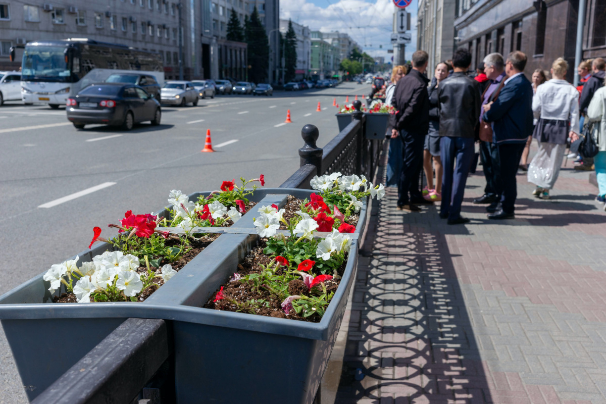 Ночной гуляка в центре Челябинска набросился на цветочный горшок*