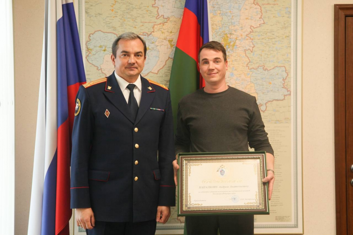 В Челябинске наградили мужчину, спасшего ребенка от неадеквата с ножом*