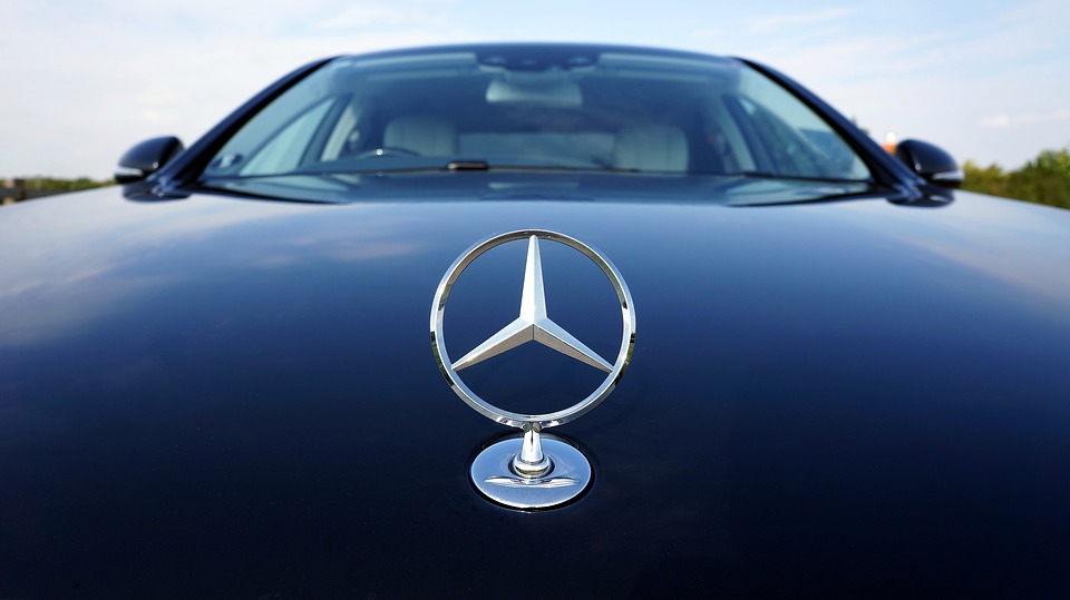 В Челябинске автомойщики угнали Mercedes клиентки и попали на нем в аварию