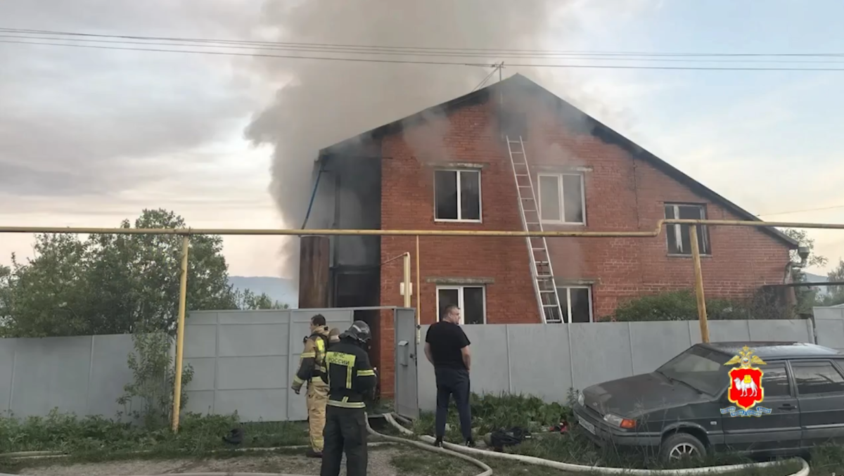 Ехал на задание, а попал на подвиг: миасский полицейский спас пятерых из огня*