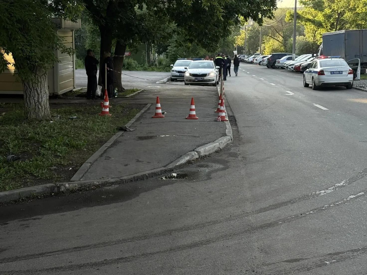 Водитель сбил трех пешеходов на тротуаре в Магнитогорске и сбежал*1