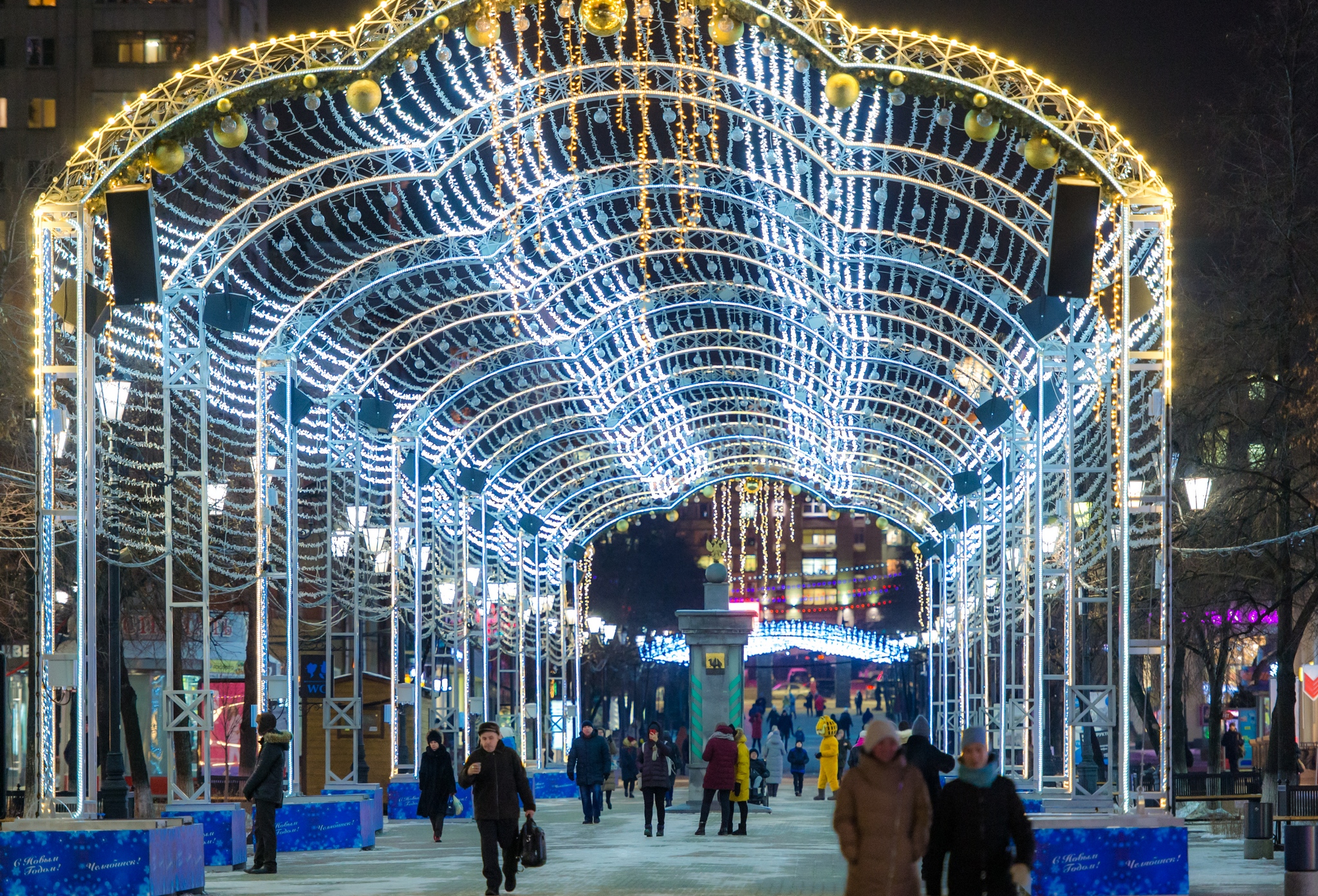В Челябинске пешеходную Кировку начали готовить к Новому году