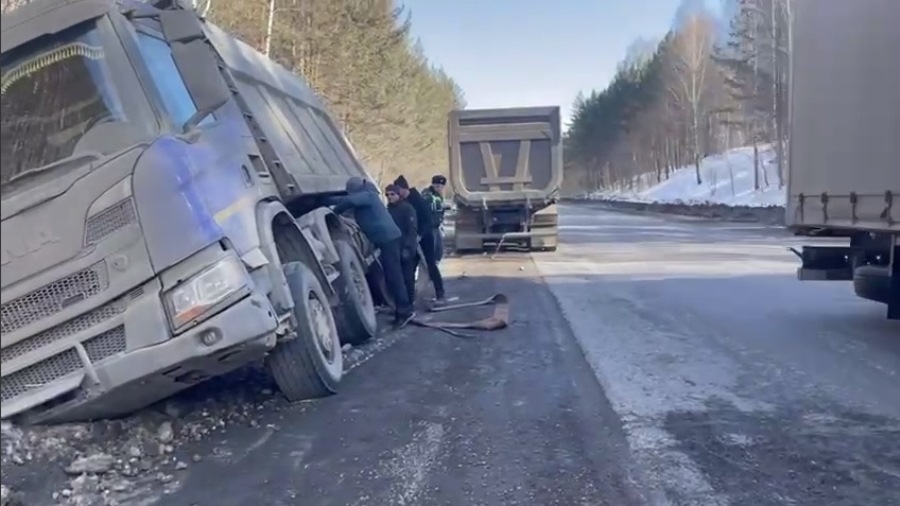 Съехавший грузовик провалился под снег на трассе в Челябинской области*