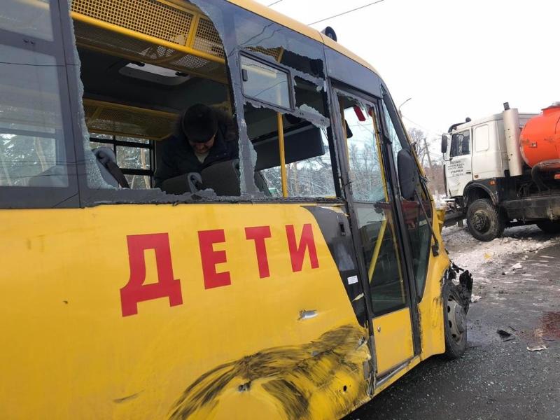 Школьный автобус столкнулся с грузовиком и протаранил ограждение в Челябинске