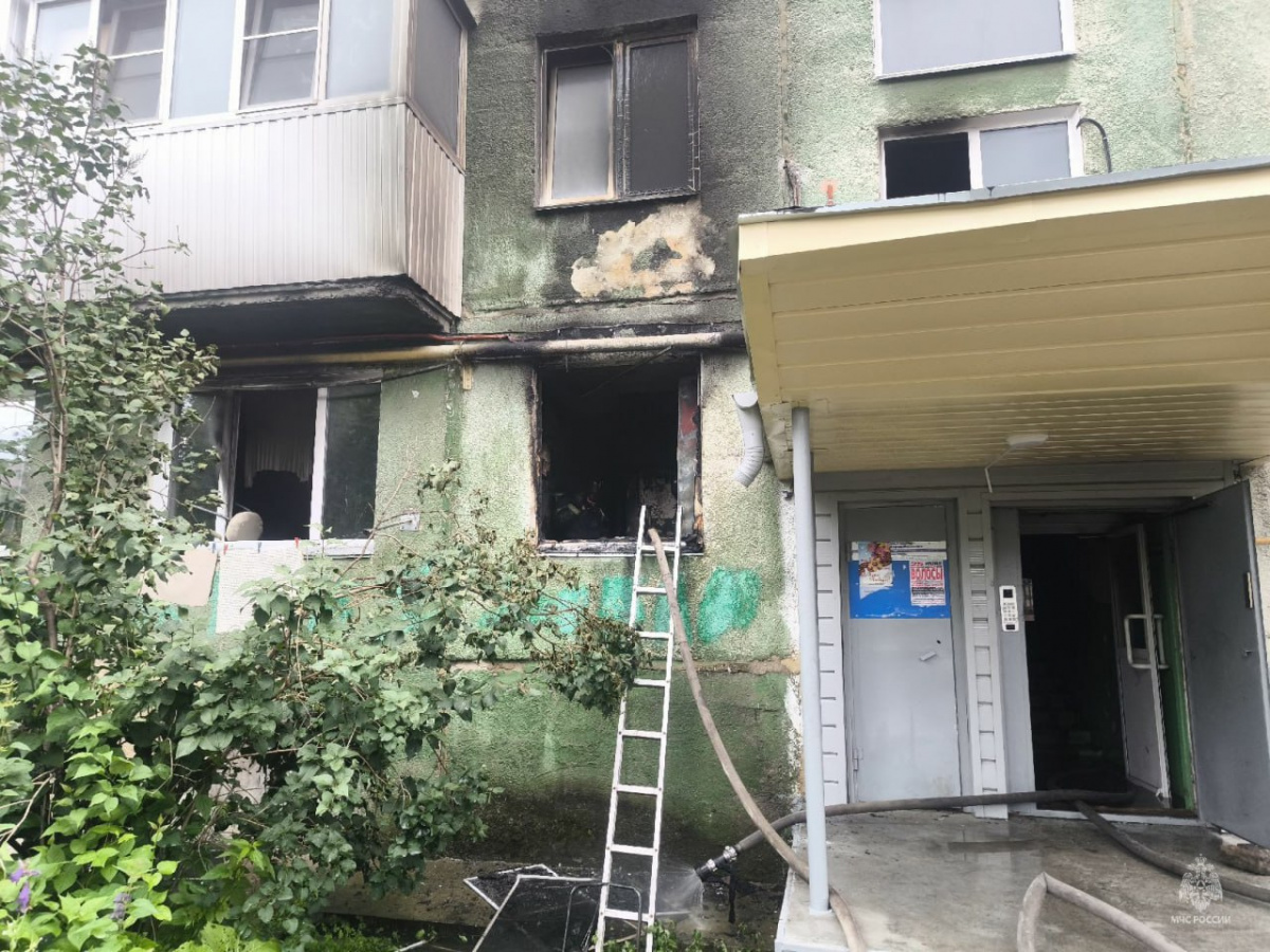 Сотрудники МЧС спасли пять человек во время пожара в доме в Златоусте*