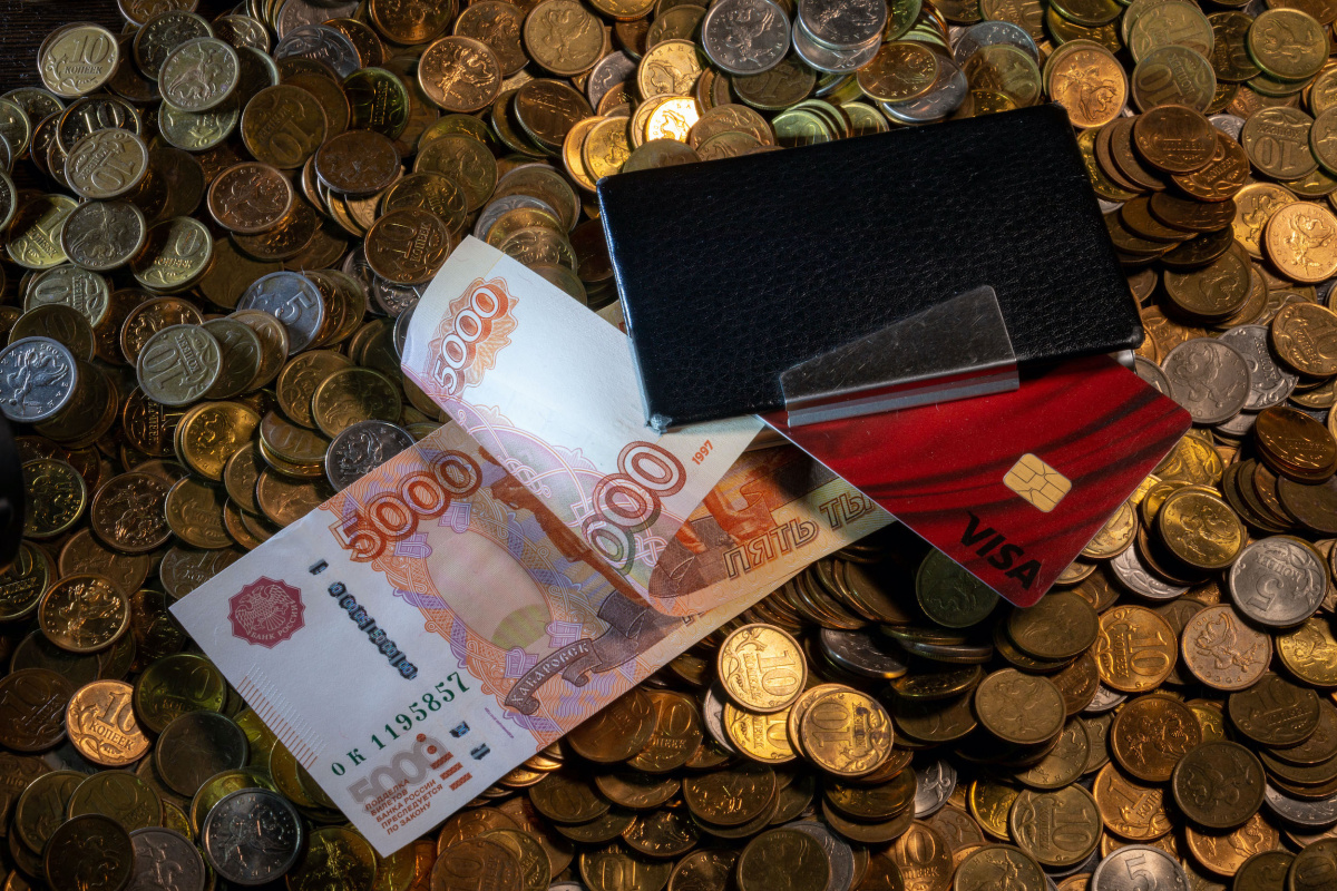 Златоустовские полицейские заставили уличных торговцев вернуть 11 тысяч пенсионерке*1
