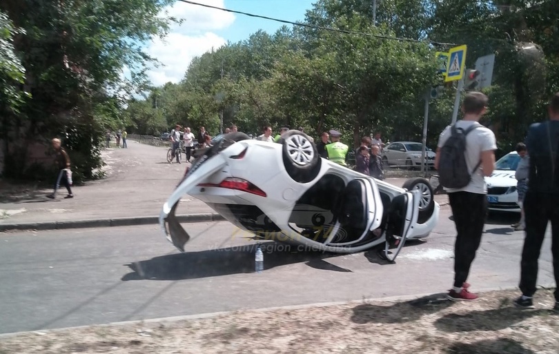 Такси с пассажирами перевернулось на крышу во время аварии в Челябинске