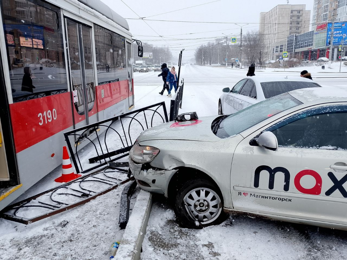 Автомобиль такси снес ограждение и уронил его на трамвай в Магнитогорске*