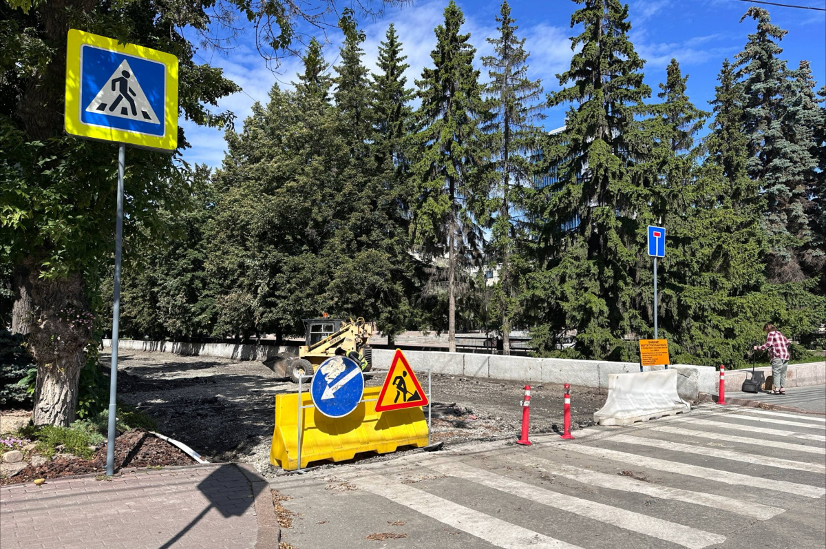Проезд на парковку в самом центре Челябинска закрыли до конца июля*1