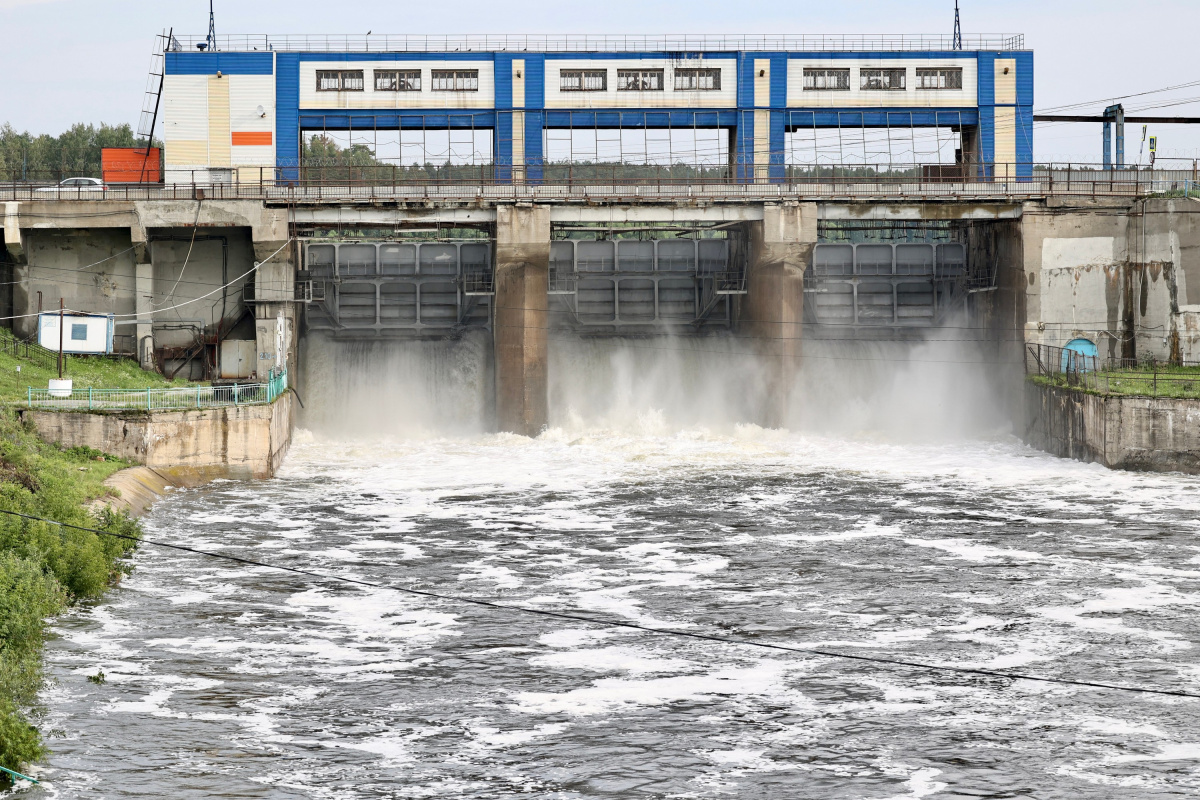 Река Миасс набирает силу: в Челябинске открыли шлюзы*