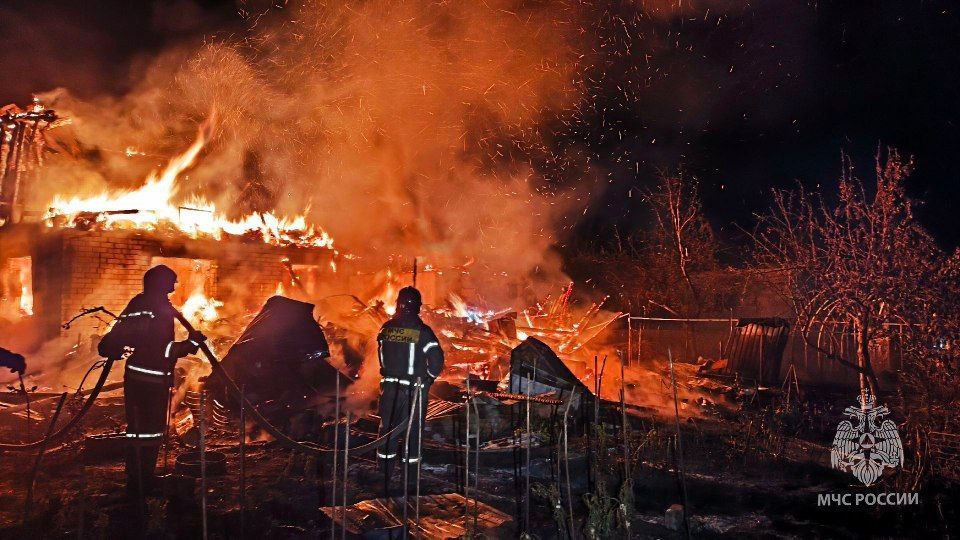 В Челябинском СНТ ночной пожар уничтожил дачный дом и постройки*
