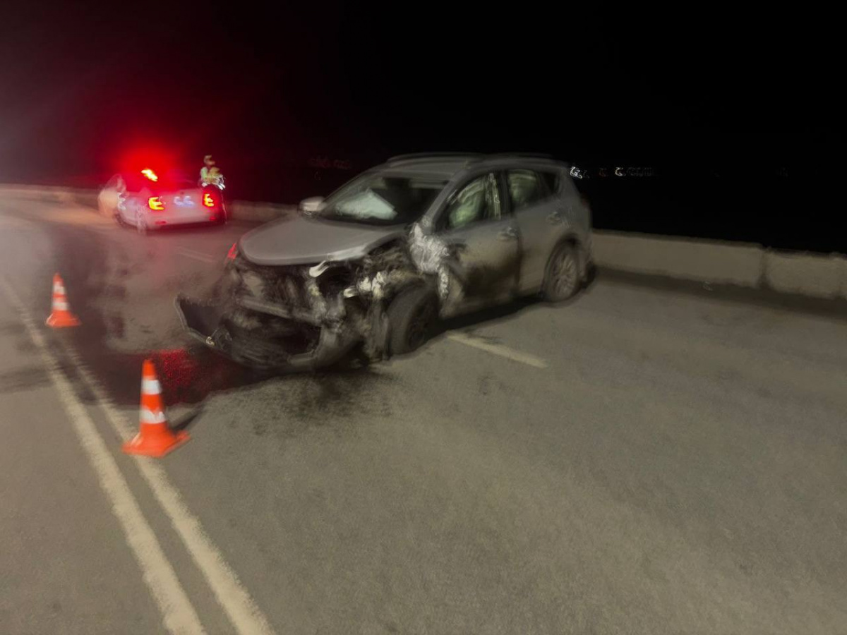 Две столкнувшиеся иномарки спровоцировали пробку на плотине в Челябинске*