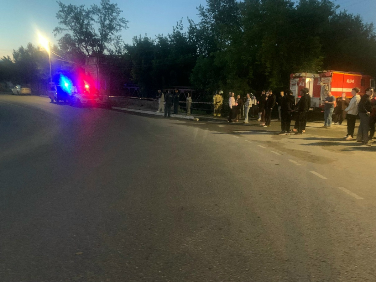 В Миассе автомобиль с подростком в салоне снес забор и опрокинулся в реку *