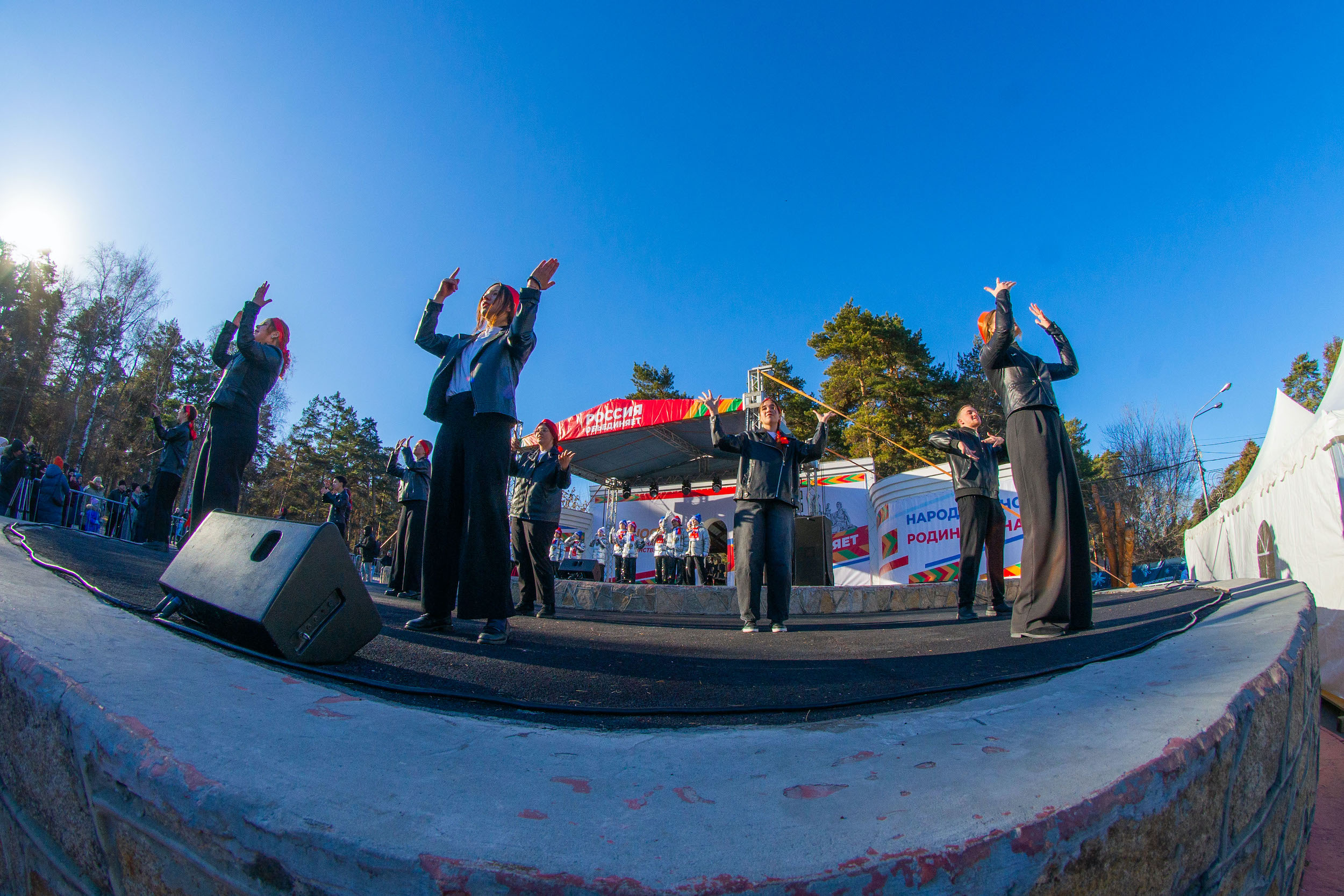 Народными гуляниями отпраздновали День народного единства в Челябинске