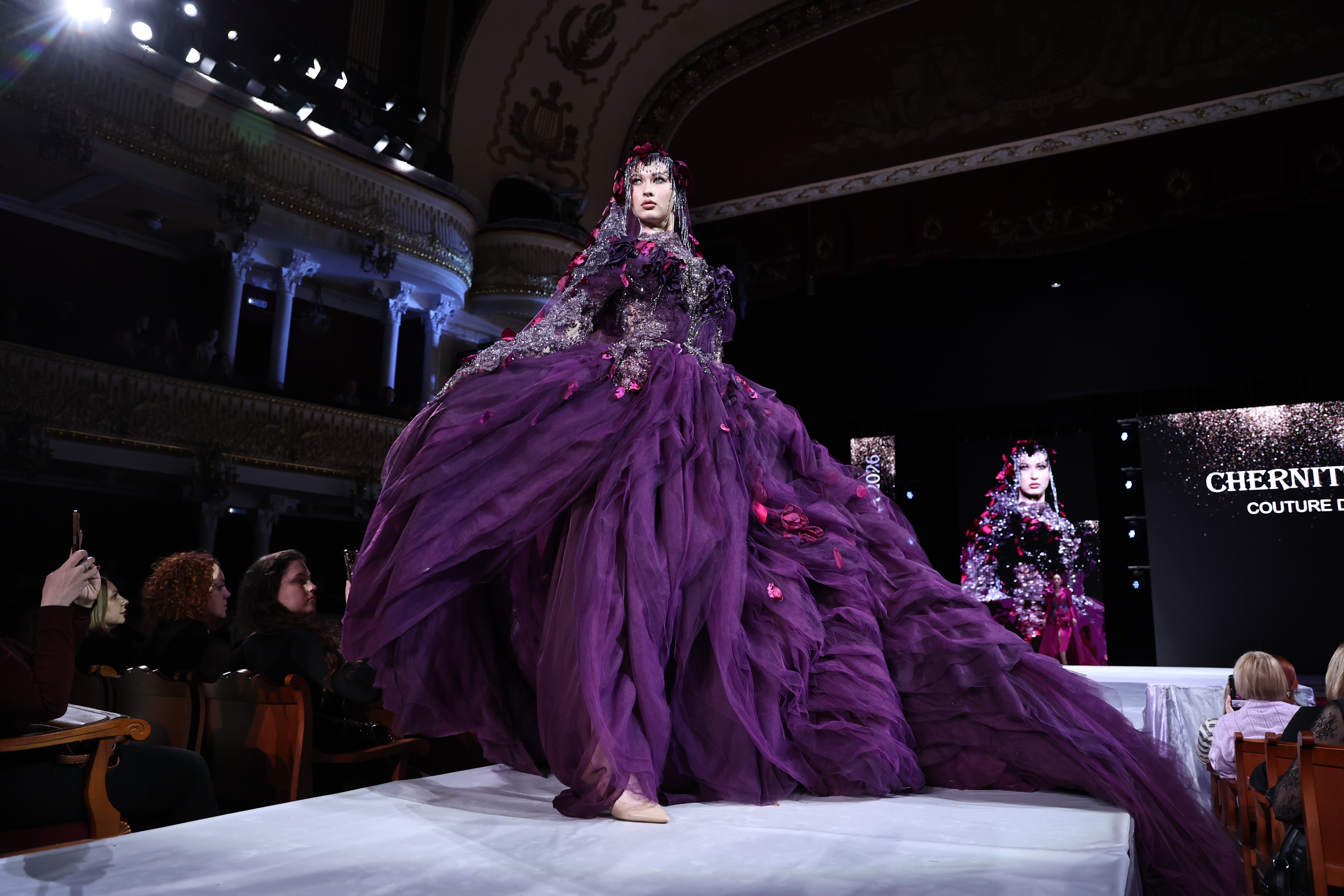 Дефиле челябинских випов затмило топ-моделей на показе мод «Платье города-2026»