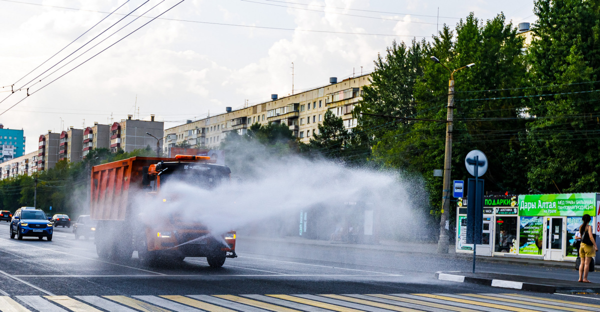 Глава Челябинска отправил дорожников убирать город до глубокой осени*