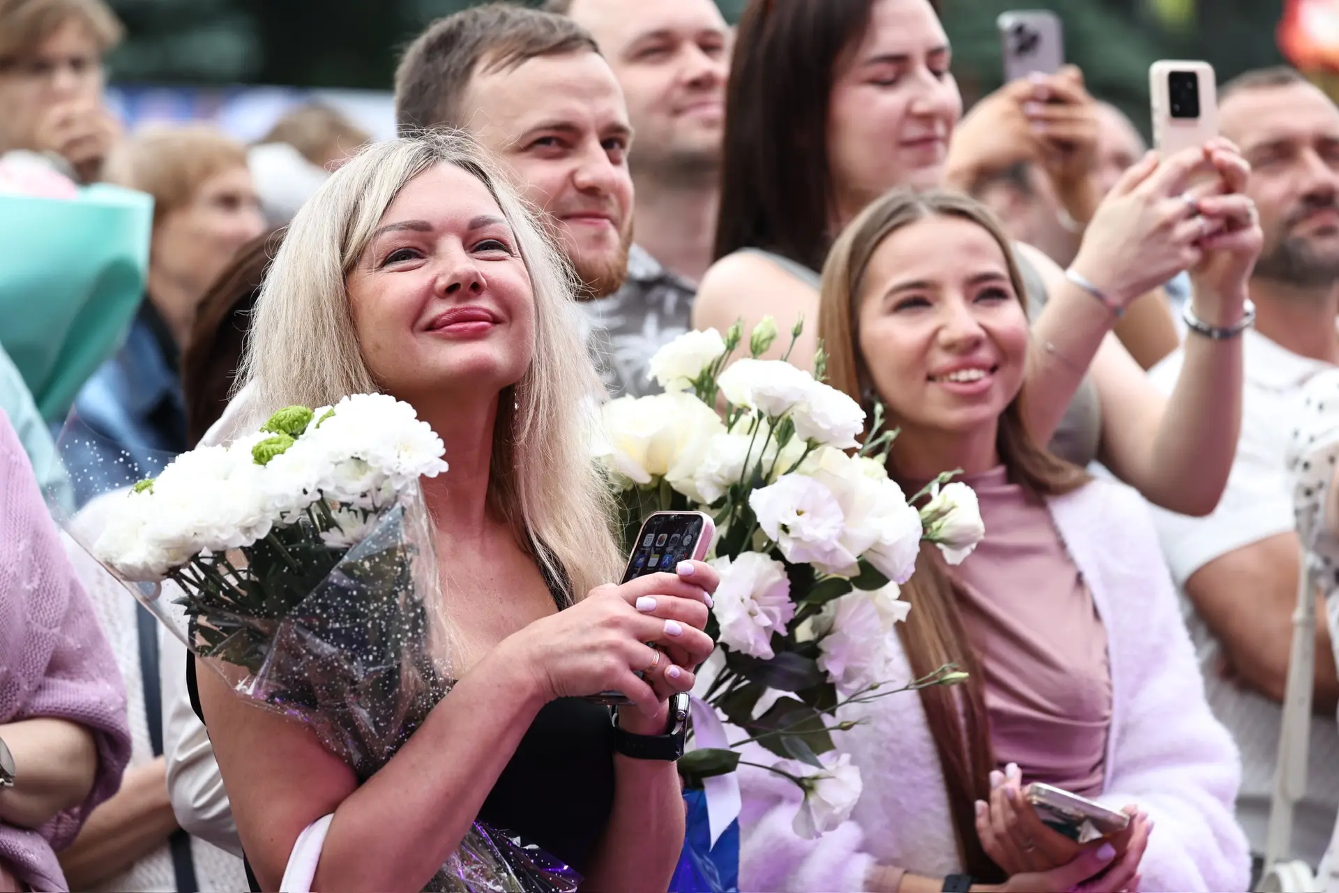 Восемь пар сыграли свадьбу на главной сцене Дня молодёжи в Челябинске