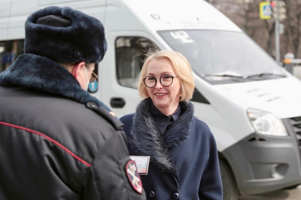 В Челябинске вице-губернатора на улице остановила полиция