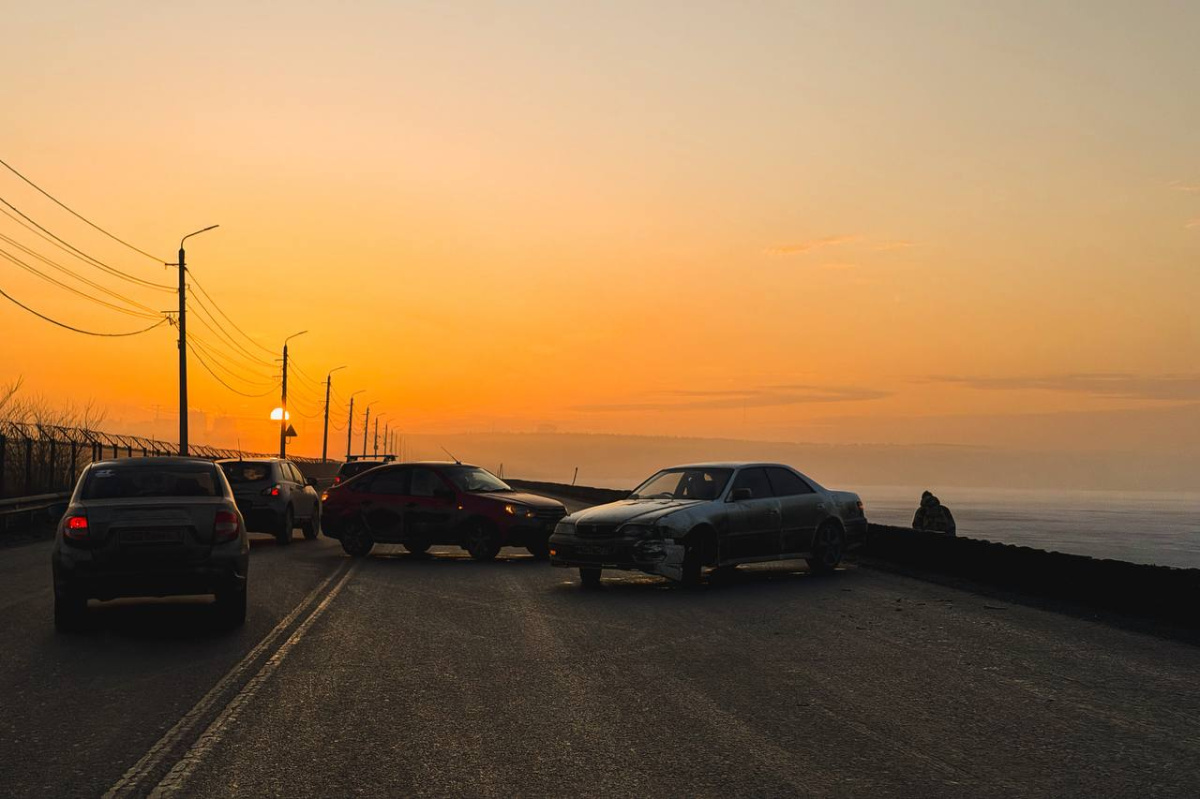 Авария с четырьмя машинами перекрыла проезд по плотине в Челябинске*1