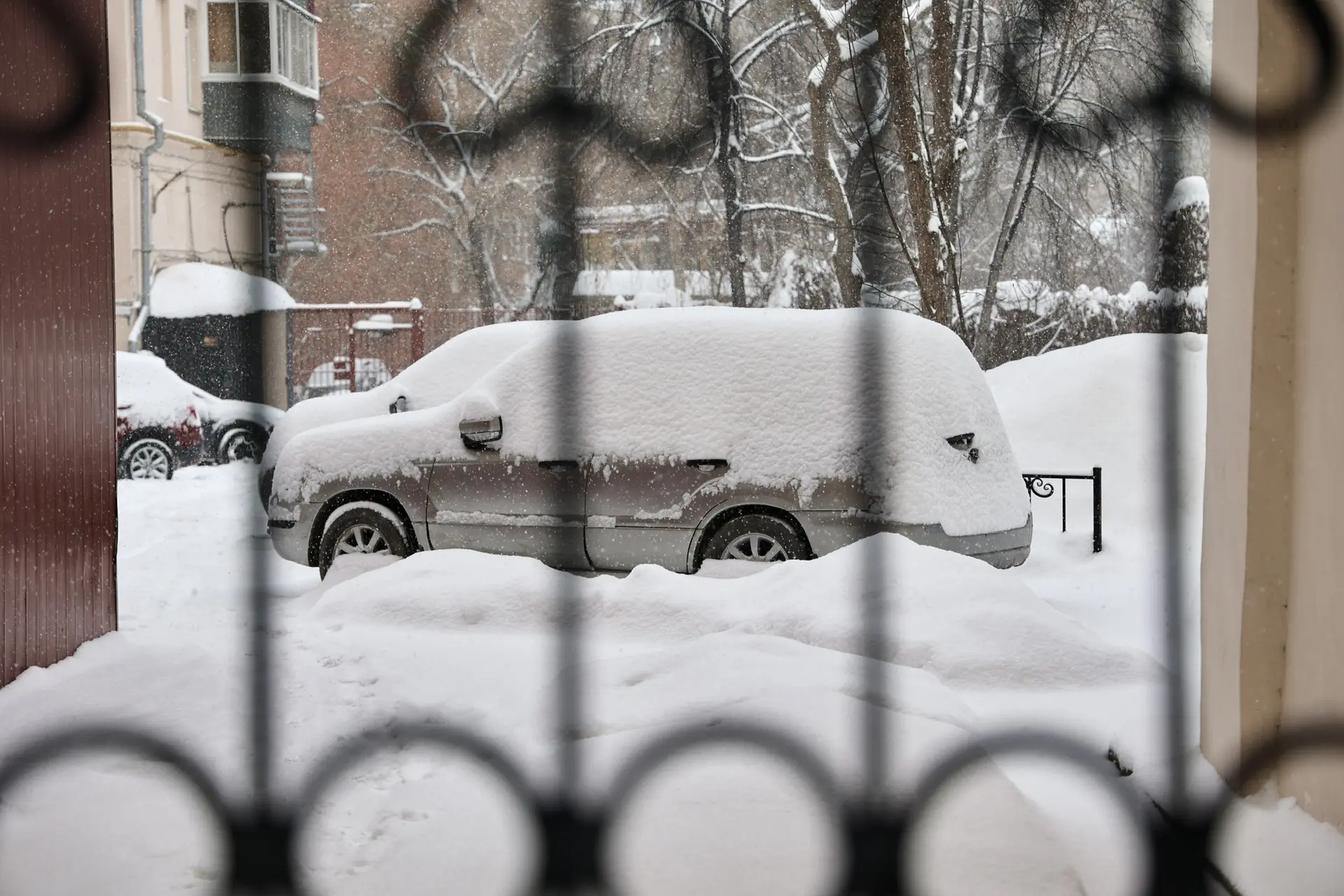 Погода держит в тонусе: в Челябинске продолжается борьба с сугробами