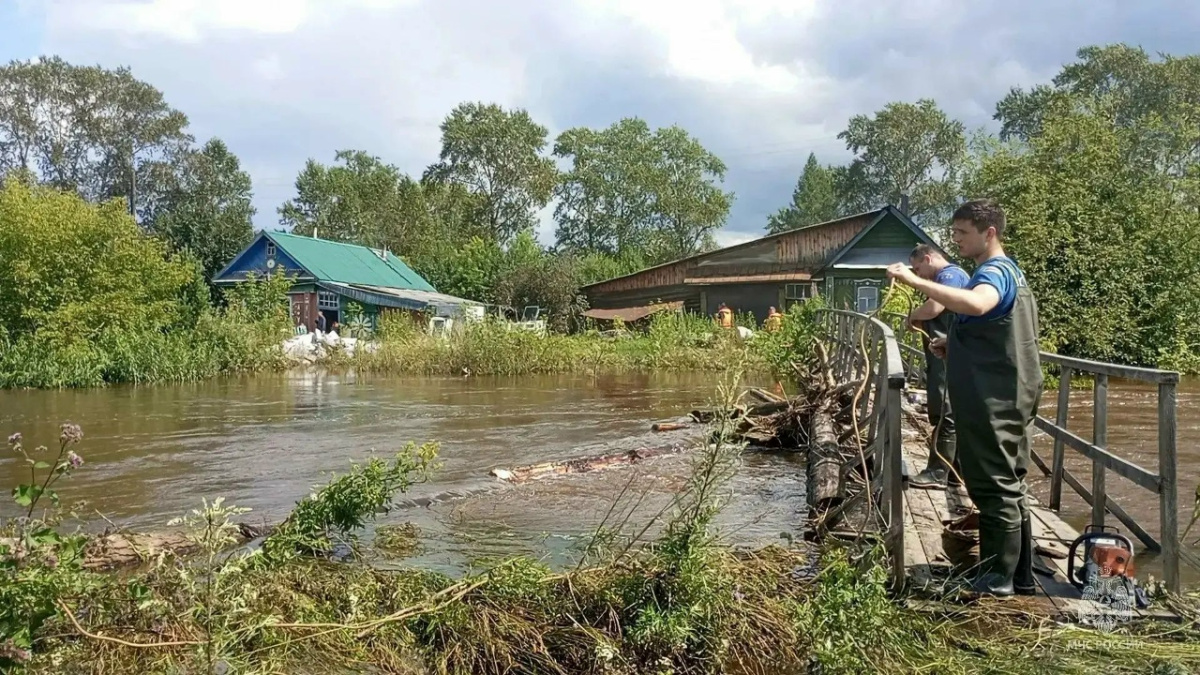 Вода еще дальше отступила от жилых домов в Верхнем Уфалее*
