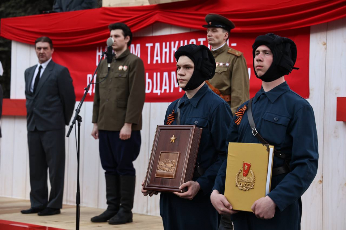 Челябинцы воспроизвели отправку добровольцев-танкистов на фронт ВОВ*1