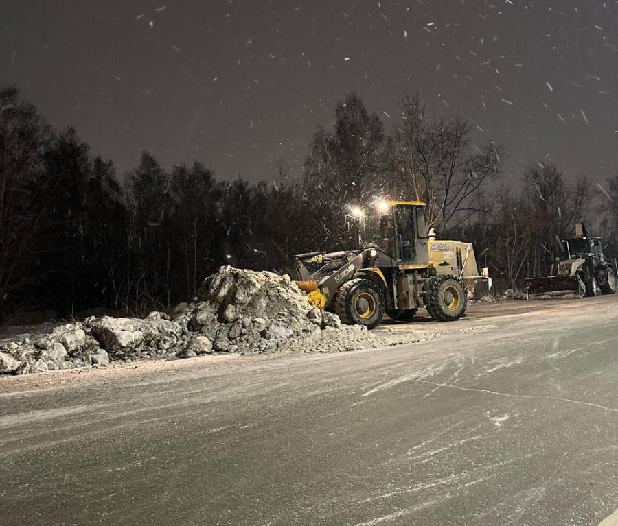 Почти 600 рабочих и более 300 единиц техники очищают Челябинск после снегопада*