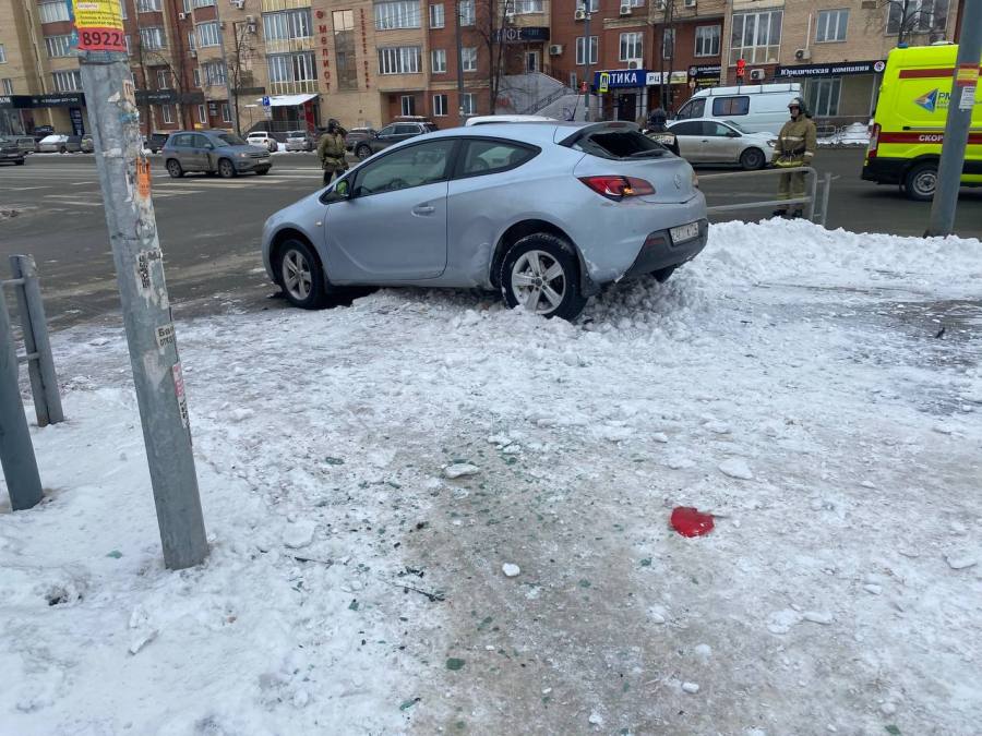 Иномарку выбросило на тротуар после жесткого ДТП в Челябинске
