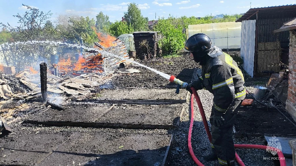 Пожар на 120 «квадратов» произошел в районе Шагола в Челябинске*
