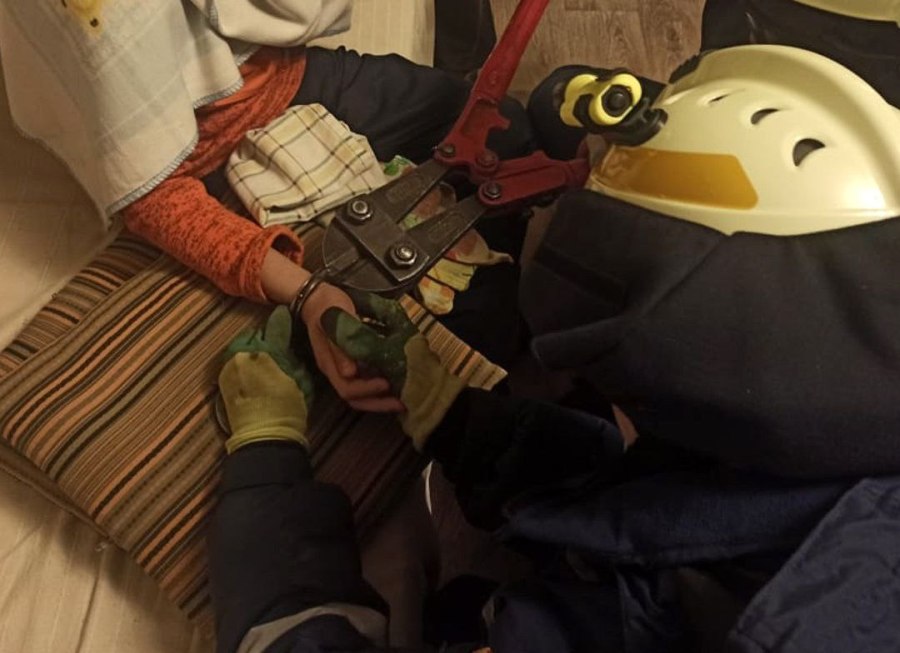 12-летний магнитогорец застрял в чужих наручниках