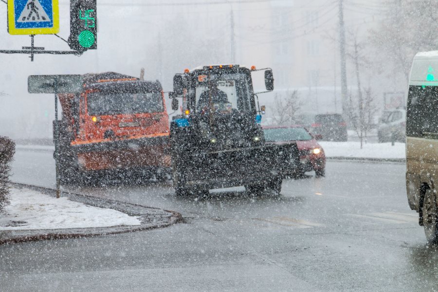 Более 400 рабочих и 200 единиц техники вывели на уборку снега в Челябинске*1