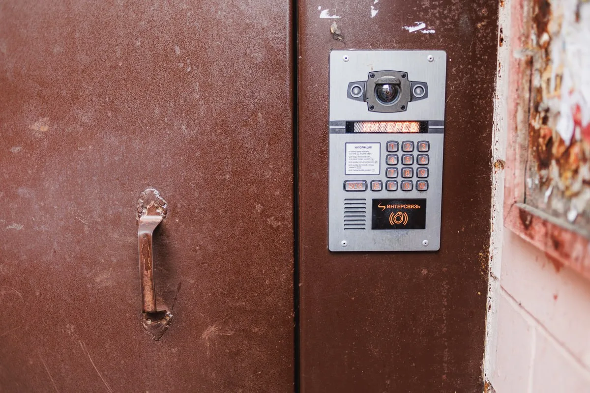 В Каслях женщина-сталкер полгода следила за знакомым через камеры домофонов*