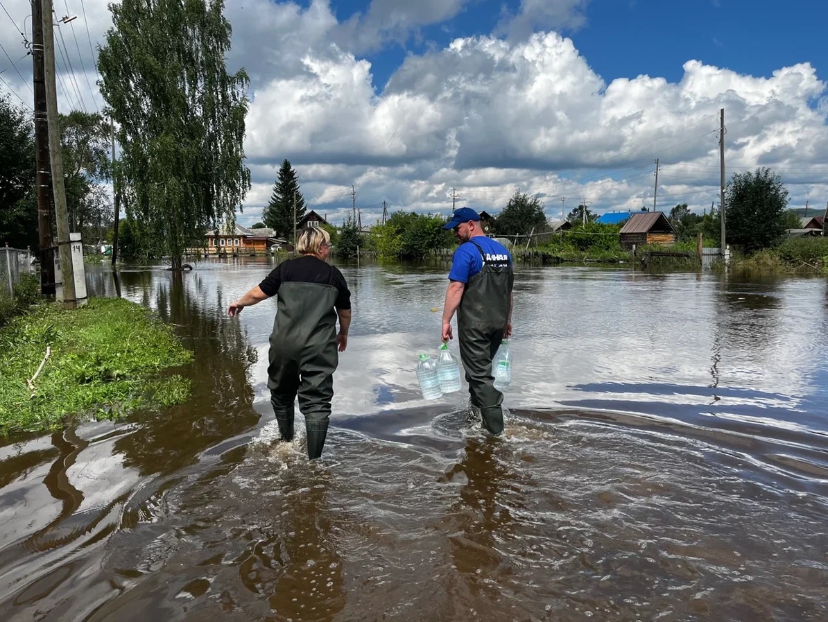 Волонтеры помогают жителям подтопленных домов в Верхнем Уфалее*